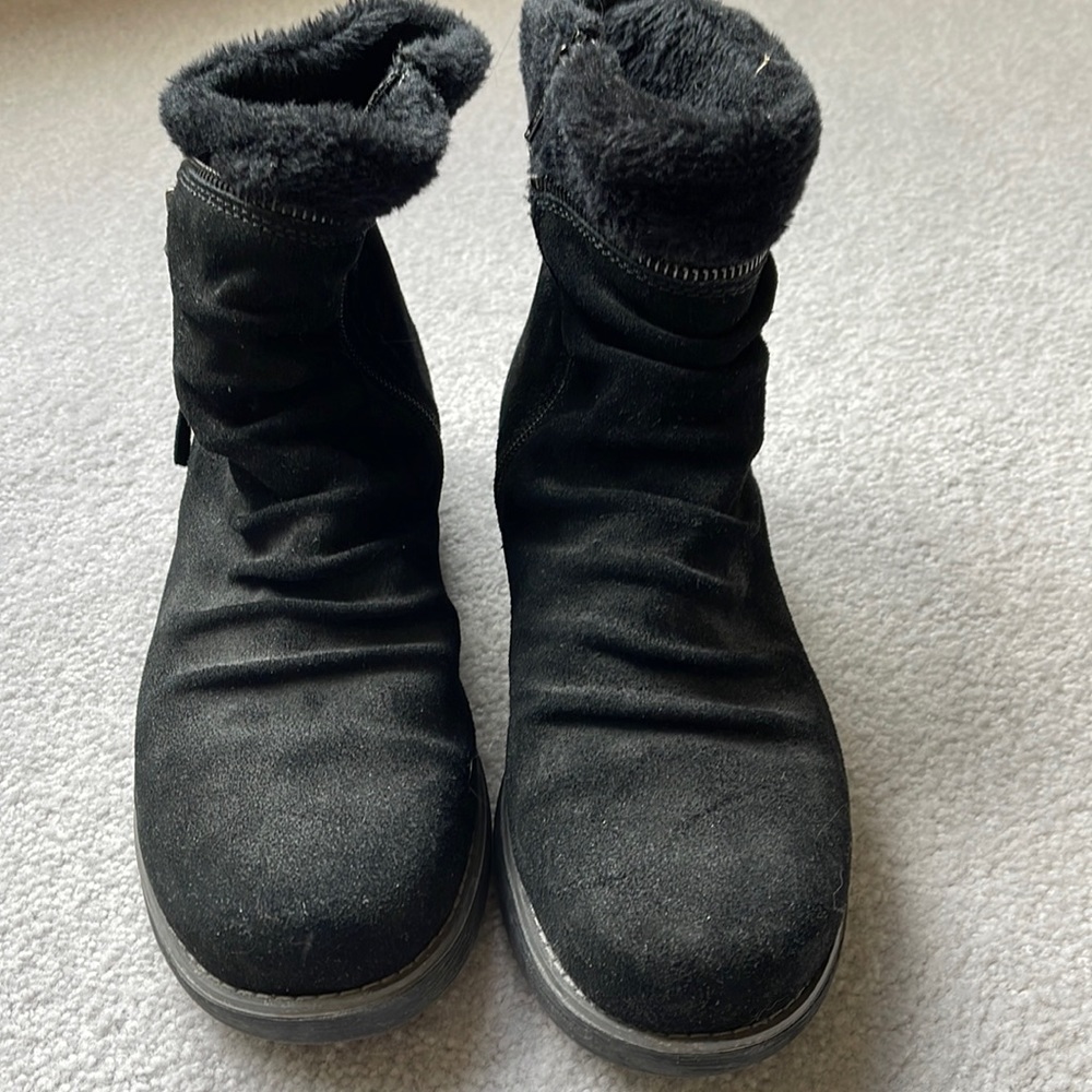 Woman’s bear trap winter booties with fur lining. Size 9M.